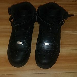 Black Nike Air Force 1 Mid Top